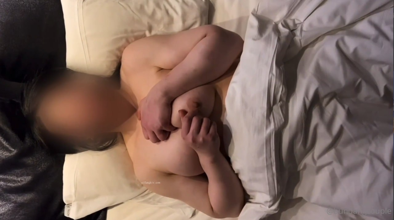清纯甜美嫩妹小姐姐下海和炮友啪啪大秀 脱下内衣揉捏小奶子 上位骑乘抽插抱着猛操 旁边还有两个小伙伴在观战